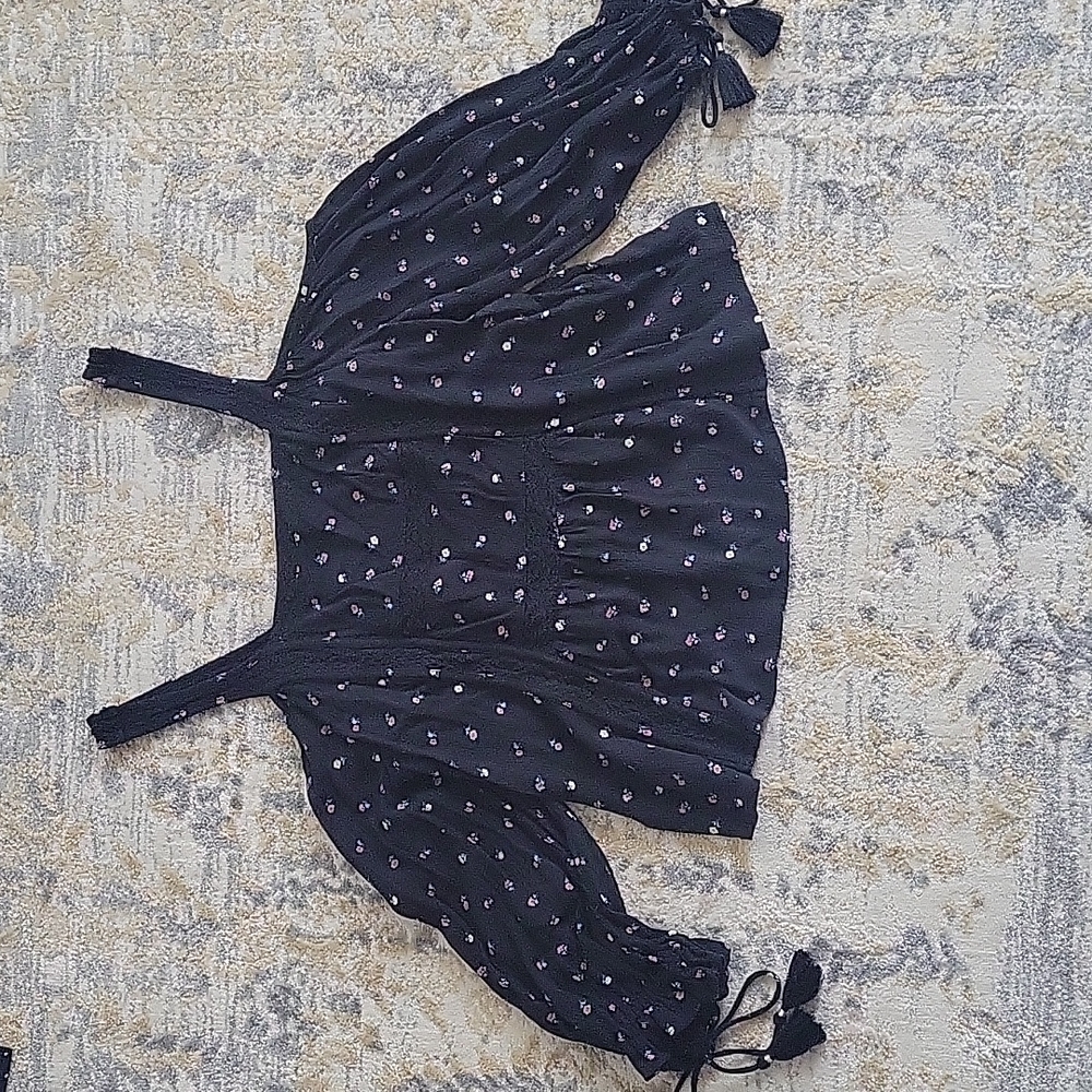 Black floral American Eagle top